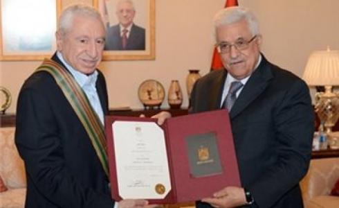 صورة ارشيفية تجمع الرئيس محمود عباس ونايف حواتمة