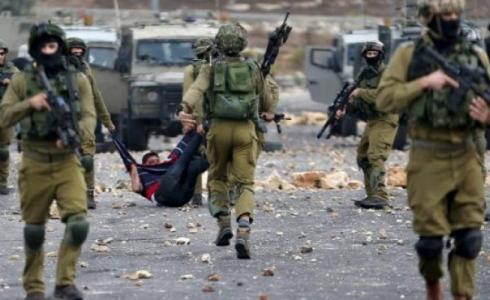 قوات الاحتلال تعتدي بالضرب على مواطن أثناء اعتقاله