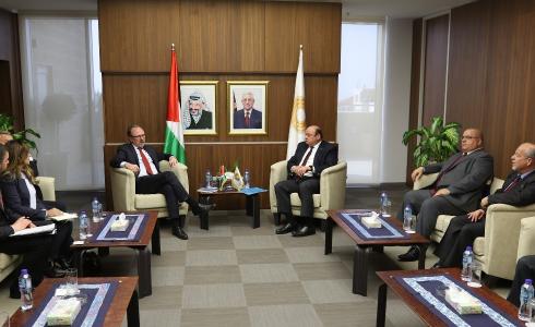 منظمة العمل تتطلع على أوضاع العمال الفلسطينين 