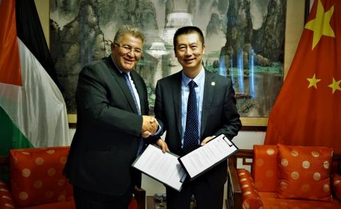 رئيس جامعة القدس عماد أبو كشك، والسفير الصيني لدى دولة فلسطين السيد قواه وي