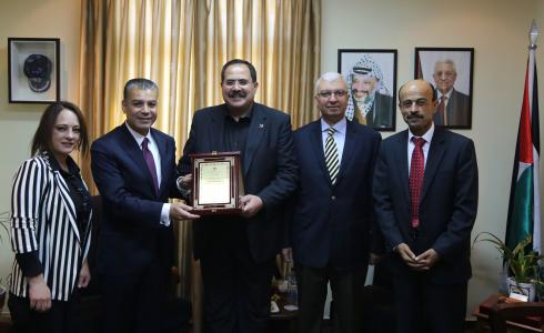 التربية تكرّم القنصل المصري العام لانتهام مهام عمله بفلسطين وتستقبل القنصل الجديد