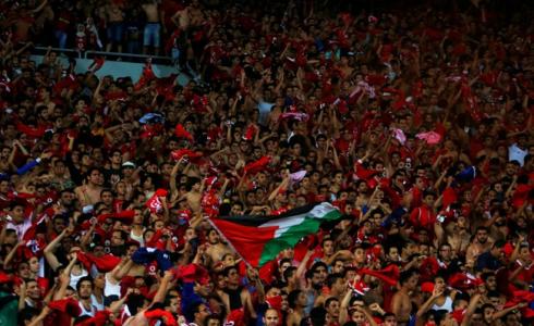 علم فلسطين يرفرف في المدرجات -ارشيف-