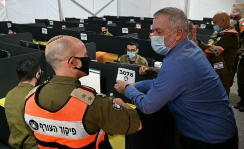 غانتس خلال زيارته مقر قيادة الجبهة الداخلية