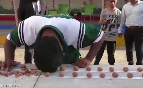 باكستاني يحطم  الرقم القياسي  في تكسير حبات الجوز برأسه