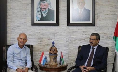 تيم والسفير الهولندي