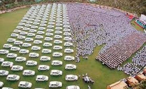 ملياردير هندي يهدي موظفيه مئات السيارات