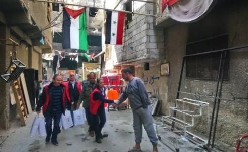 منظمة التحرير توزع منظفات على الفقراء في مخيم جرمانا بدمشق