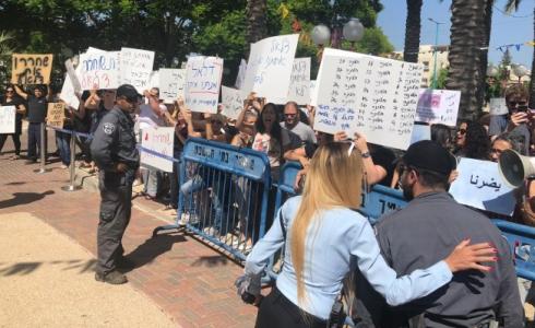 جانب من الوقفة الاحتجاجية أمام المحكمة