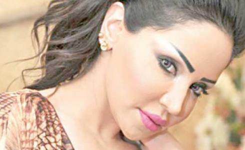 شاهد فنانة كويتية تحمل مدربها وتشعل جدلا واسعا