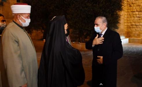 محمد اشتية خلال مشاركته في عشاء عيد الميلاد 