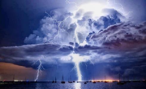 شاهد: صاعقة تضرب منزلا بالسعودية وتحرق شجرة