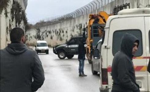 الاحتلال يحتجز عشرات المركبات في النفق المؤدي لقرى شمال غرب القدس 