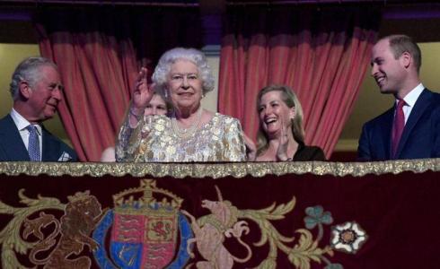 حقيقة الحقيبة السرية التي ترافق الملكة إليزابيث وتشارلز ووليام