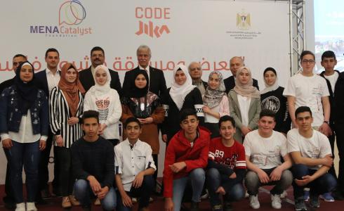 الطلبة الفائزين بمسابقة مشروع فلسطين تبرمج