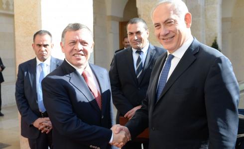 بنيامين نتنياهو يصافح الملك عبد الله الثاني في عمان