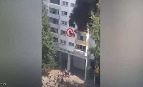 لحظة سقوط الطفلين