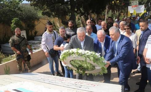 القيادي محمود العالول يضع اكليلاً من الزهور على النصب التذكاري لشهداء الثورة الفلسطينية في بيروت