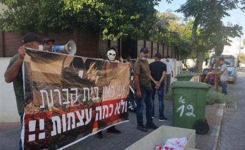 من الوقفة الاحتجاجية أمام منزل رئيس بلدية تل أبيب