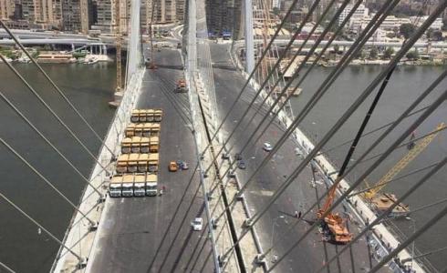 الجسر المعلق الضخم يمر فوق نيل القاهرة
