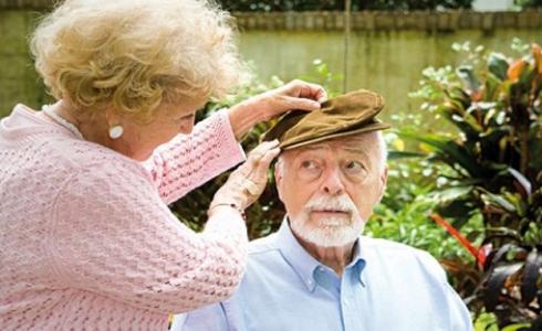 عجوز مصاب بالزهايمر 