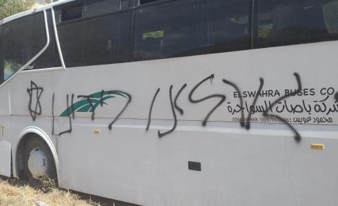 نابلس: مستوطنون يعطبون إطارات 12 مركبة ويخطون شعارات عنصرية