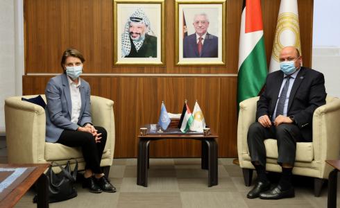  عزام الشوا محافظ سلطة النقد وغوين لويس مدير شؤون الأونروا في الضفة الغربية