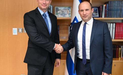 نفتالي بينت وملادينوف يبحثان الأوضاع الأمني في غزة والشمال