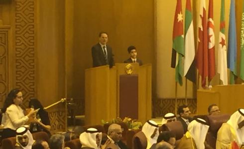 الفتى أحمد بكر بجوار مفوض عام الأونروا بير كرينبول