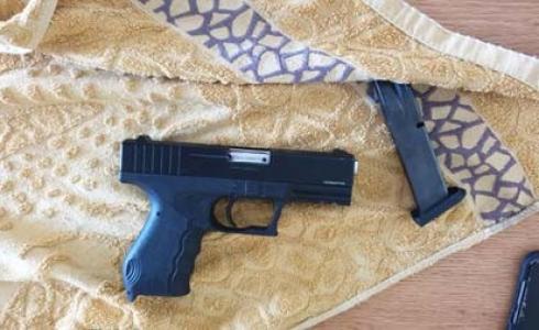 القبض على مشتبهين بحيازة مسدسات في اللد