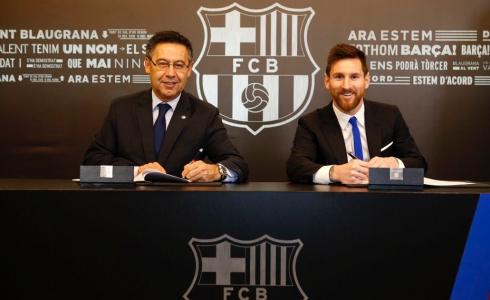 ميسي جدد  مؤخرا عقده مع برشلونة حتى عام 2021