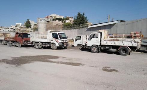 شاحنات محملة بمواد بناء