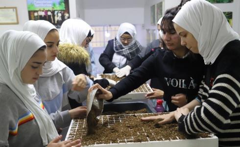 العمل الزراعي ينفذ محاضرة حول البذور البلدية في مدرسة ثانوية في الخليل