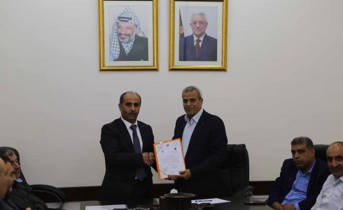 جانب من استلام الخطة التطويرية