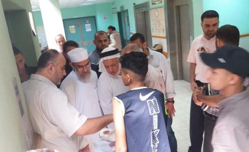 نواب المحافظة الوسطى يتفقدون جرحى مسيرة العودة