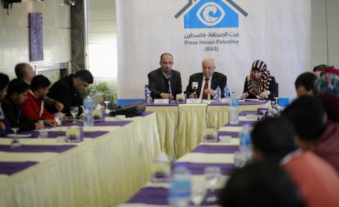 وزير العمل مأمون أبو شهلا يتحدث خلال لقاء نظمه بيت الصحافة للإعلاميين