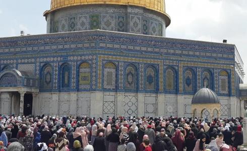 مواطنون في المسجد الاقصى