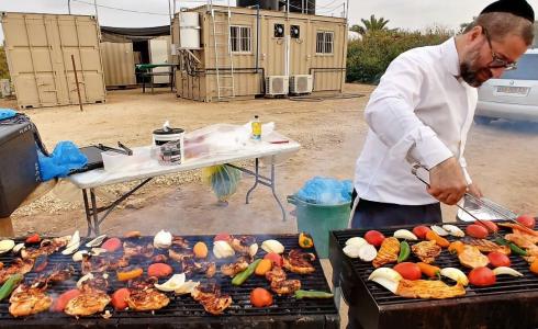 مستوطنون يقوم بالشواء وتقديم الطعام لجنود الاحتلال على حدود غزة