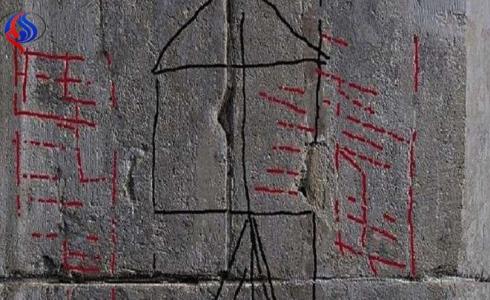 رسومات يُعتقد أنها حُفرت يدويا