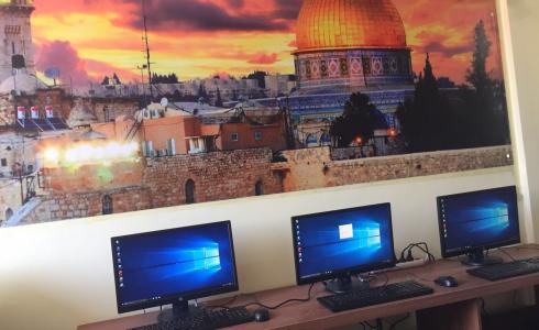 شركة المشروبات الوطنية تتبرع أجهزة حاسوب لجمعية (صادق) في مخيم الأمعري