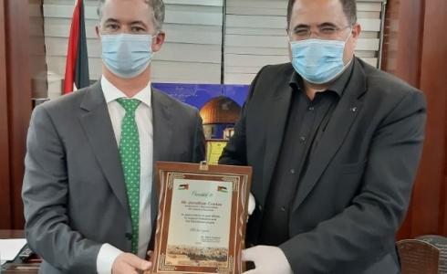 صيدم يكرم ممثل إيرلندا لدى دولة فلسطين جوناثان كونلون