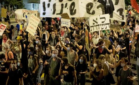 مئات المتظاهرين يحتجون أمام بيت نتنياهو للأسبوع الثامن عشر