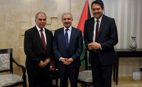 رئيس الوزراء محمد اشتية خلال لقائه وفدا برلمانيا بريطانيا