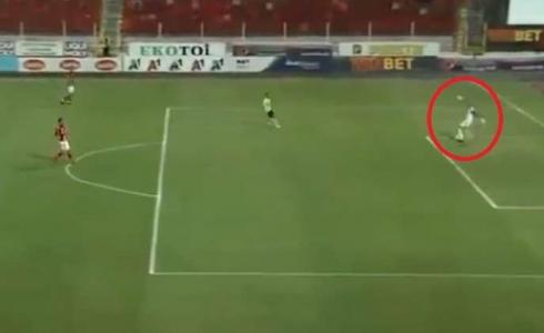 حارس مرمى يسجل هدفا عالميا في شباكه!