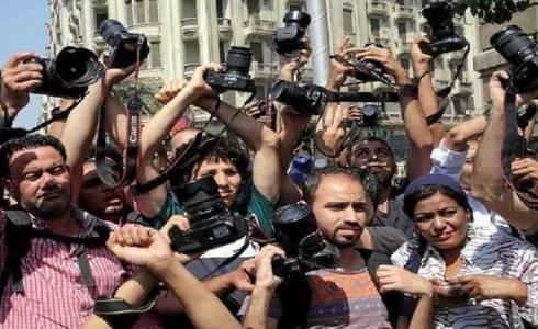 تهافت الإعلاميين المصريين لتصوير أمين عام مجلس الإعلام الأعلى المتهم بالرشوة