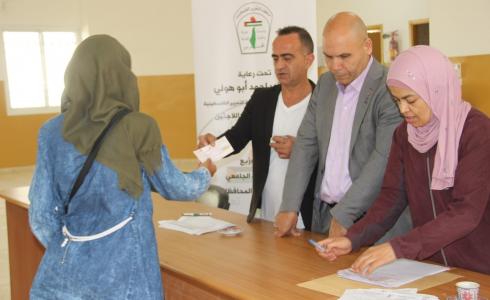 د. ابو هولي منحة الطالب الجامعي سيستفيد منها 1200 طالب وطالبة من كافة المخيمات الفلسطينية