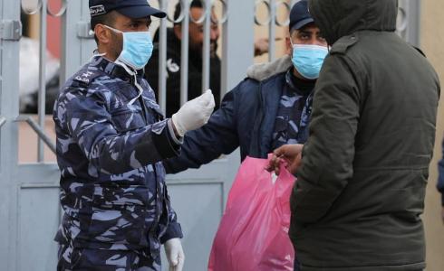 أفراد من الشرطة أمام أحد مراكز الحجر - توضيحية