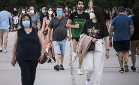 المارة في الشوارع يرتدون الكمامات الواقية تحسبًا من فيروس كورونا