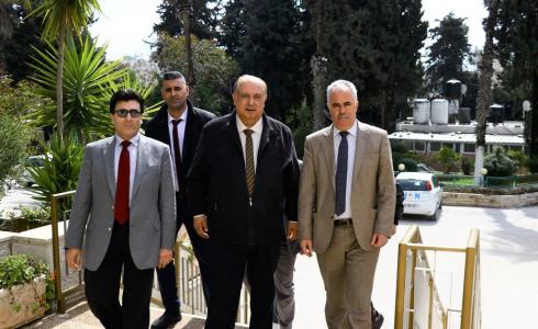 وزير التعليم محمود ابو مويس خلال زيارته للكلية الجامعية للعلوم التربوية