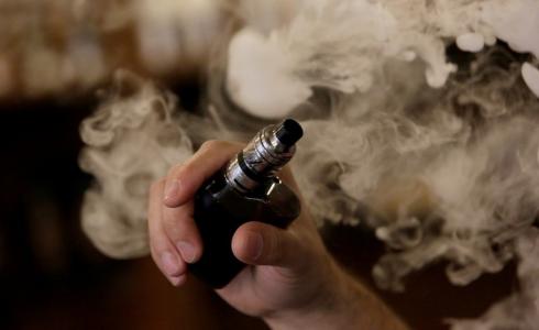 علاقة السجائر الإلكترونية بفيروس كورونا