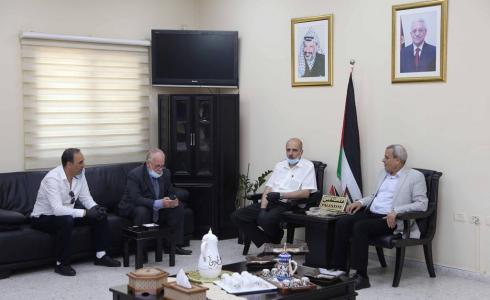 المحافظ يلتقي مدير عام الامتحانات ووفداً من الوزارة ويبحث معهما قضايا تتعلق بامتحان الثانوية العامة